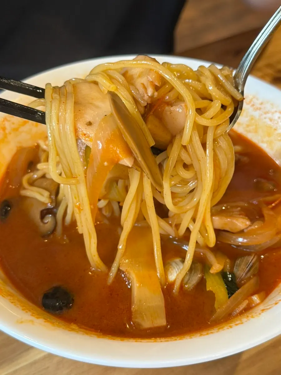Lifting up noodles from the jjamppong