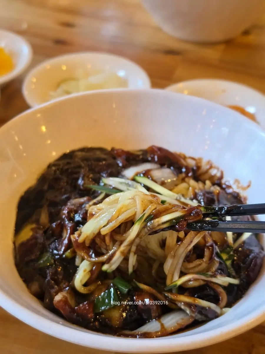 비벼 먹는 마천취 짜장면
