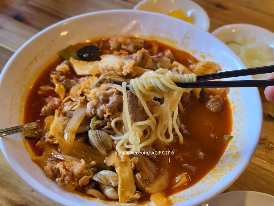 마천취 짬뽕과 짜장면 함께 놓인 테이블
