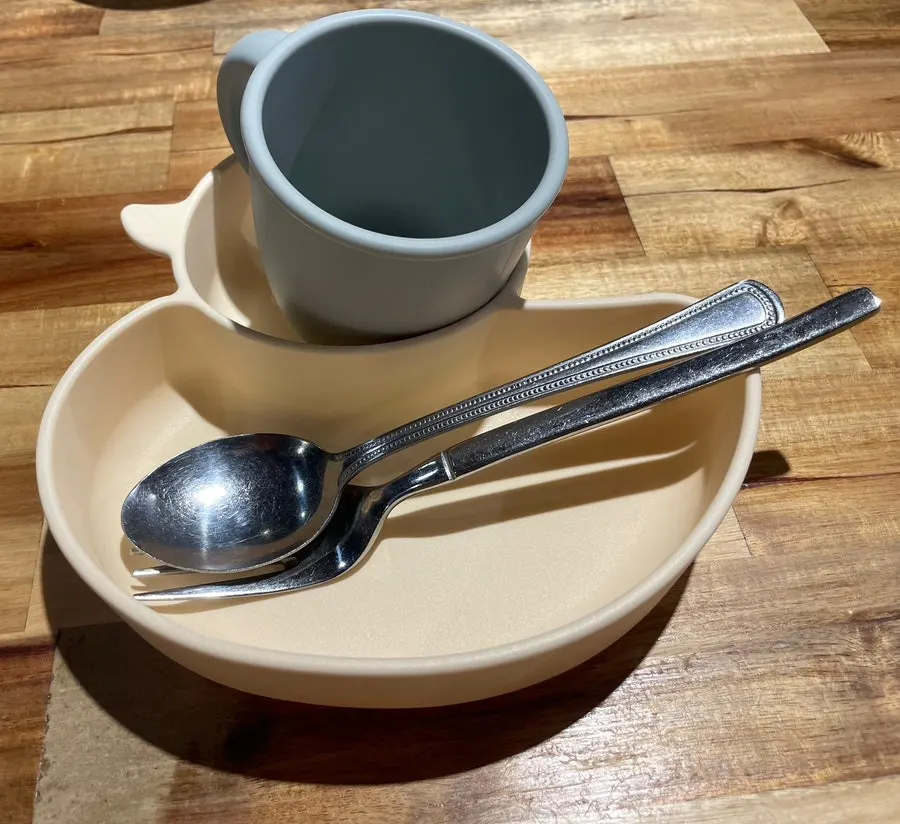 아기용 식판과 컵, 수저가 놓인 테이블