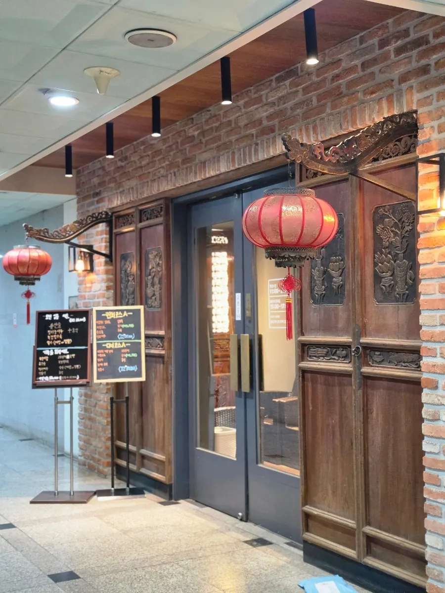 Macheonchwi's dining room with well-spaced tables