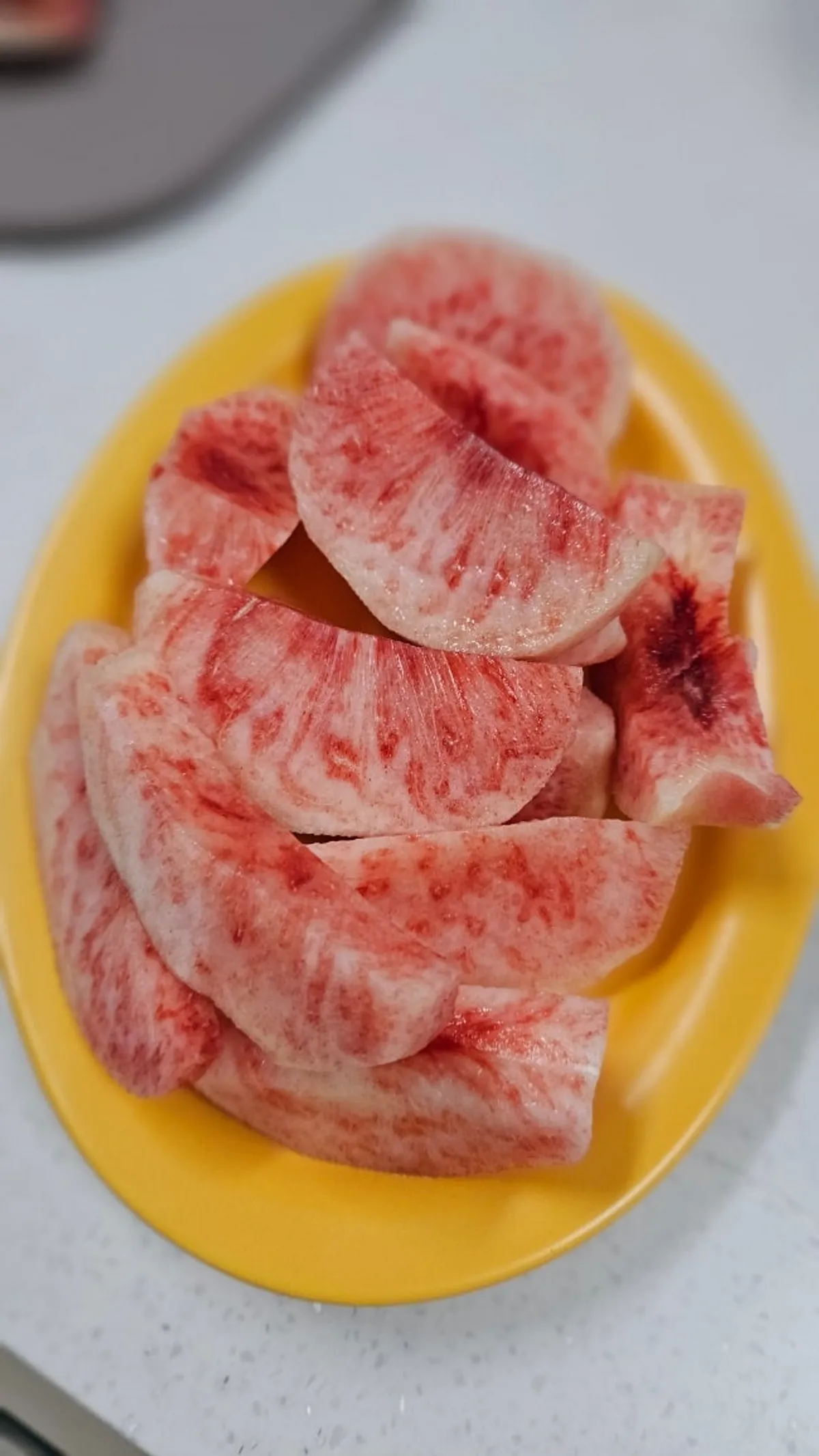 마땀 복숭아를 접시에 담은 모습