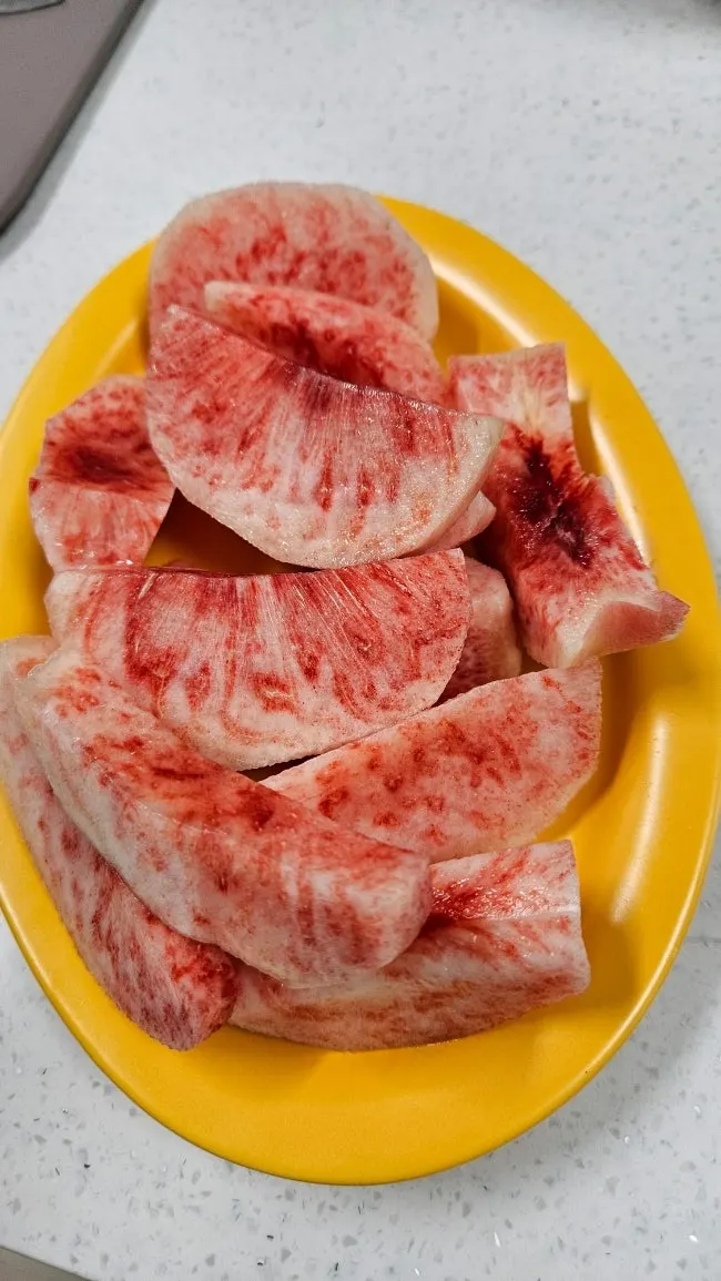 디저트로 낸 복숭아 접시