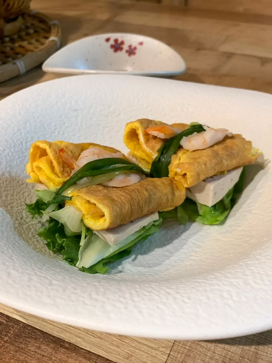 Northern-style summer rolls with tofu and shrimp