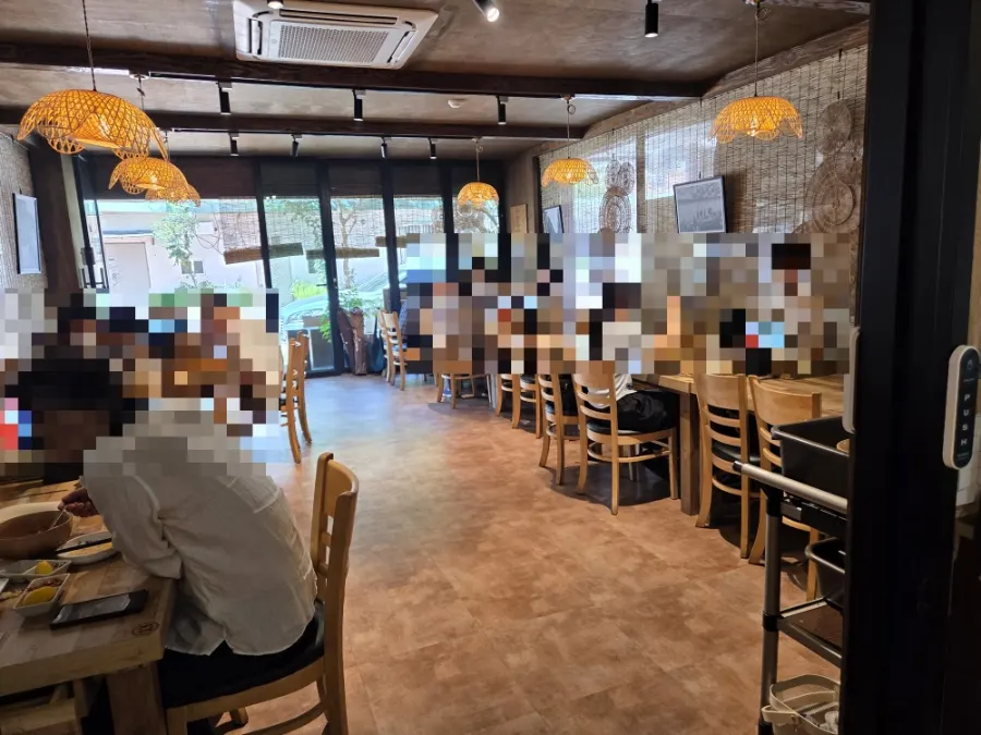 일요일 낮 손님이 있는 마담하오 홀