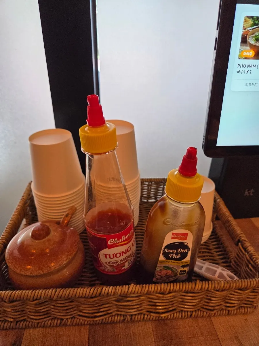 마담하오 테이블에 놓인 소스류