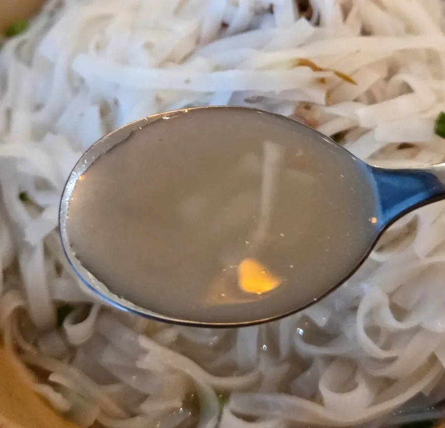 소고기와 면을 함께 집은 한 입