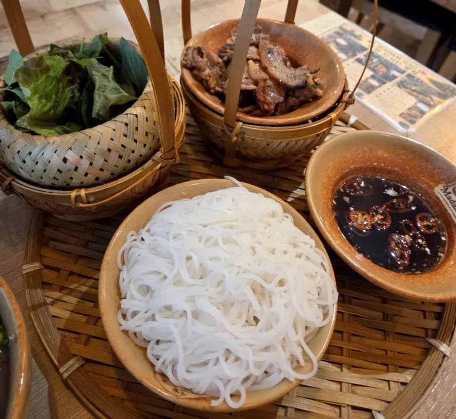 분짜와 함께 나온 쌀국수 면과 야채