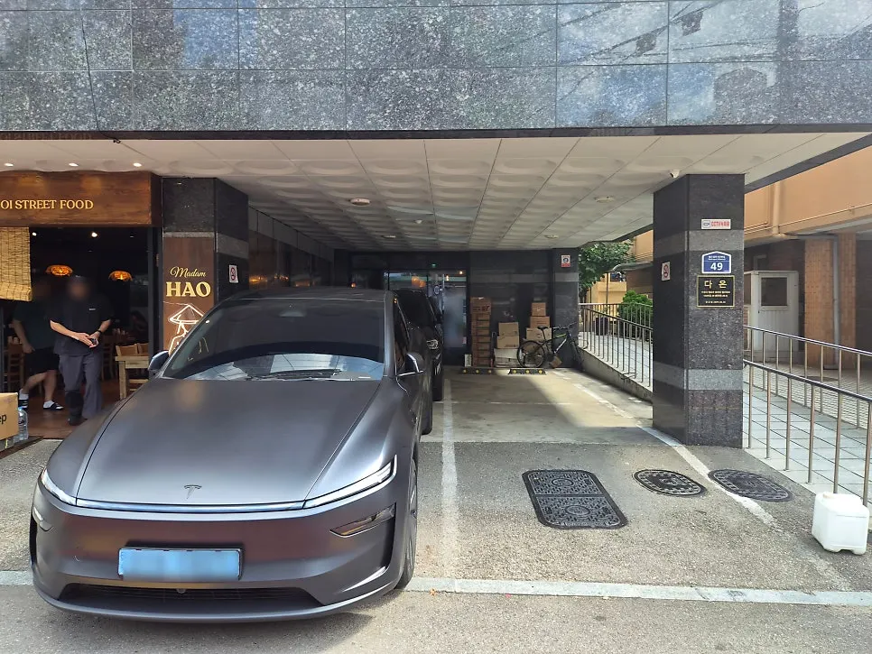 Parking space in front of Madam Hao