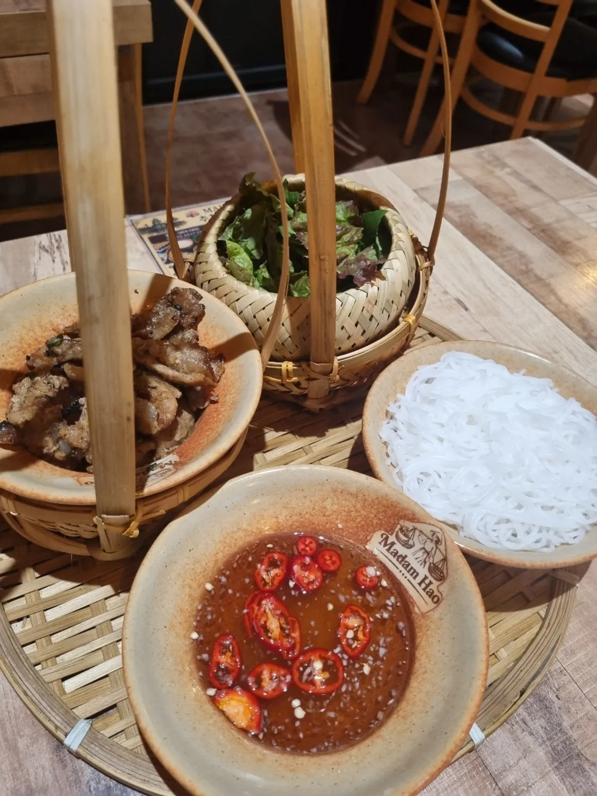 대나무 라탄 식기에 담겨 나온 분짜 한상
