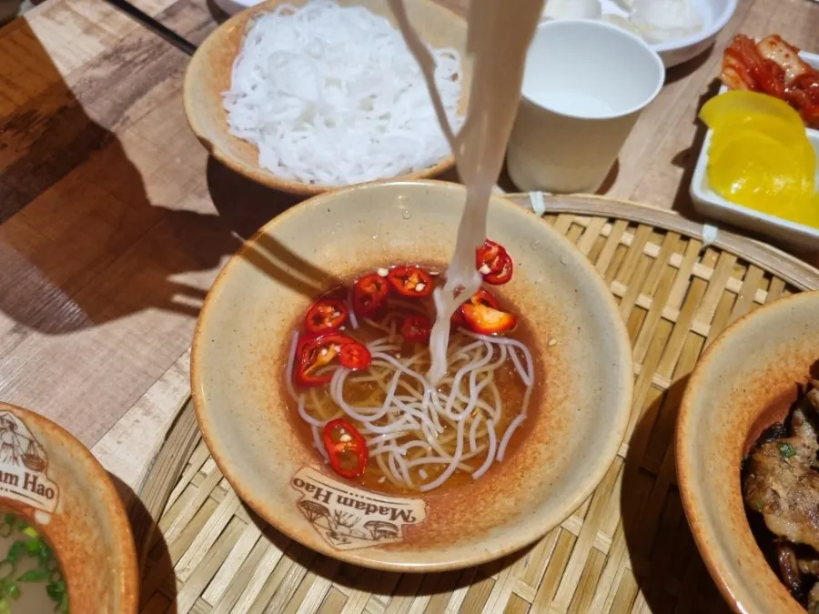 분짜 면을 소스에 찍어 먹는 모습