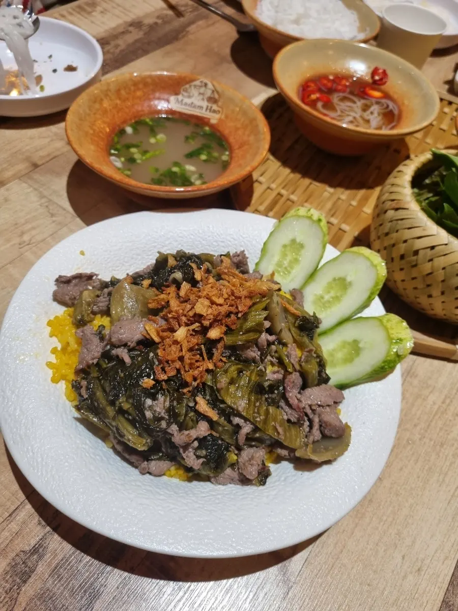 노란빛 고슬고슬한 소고기볶음밥 플레이팅