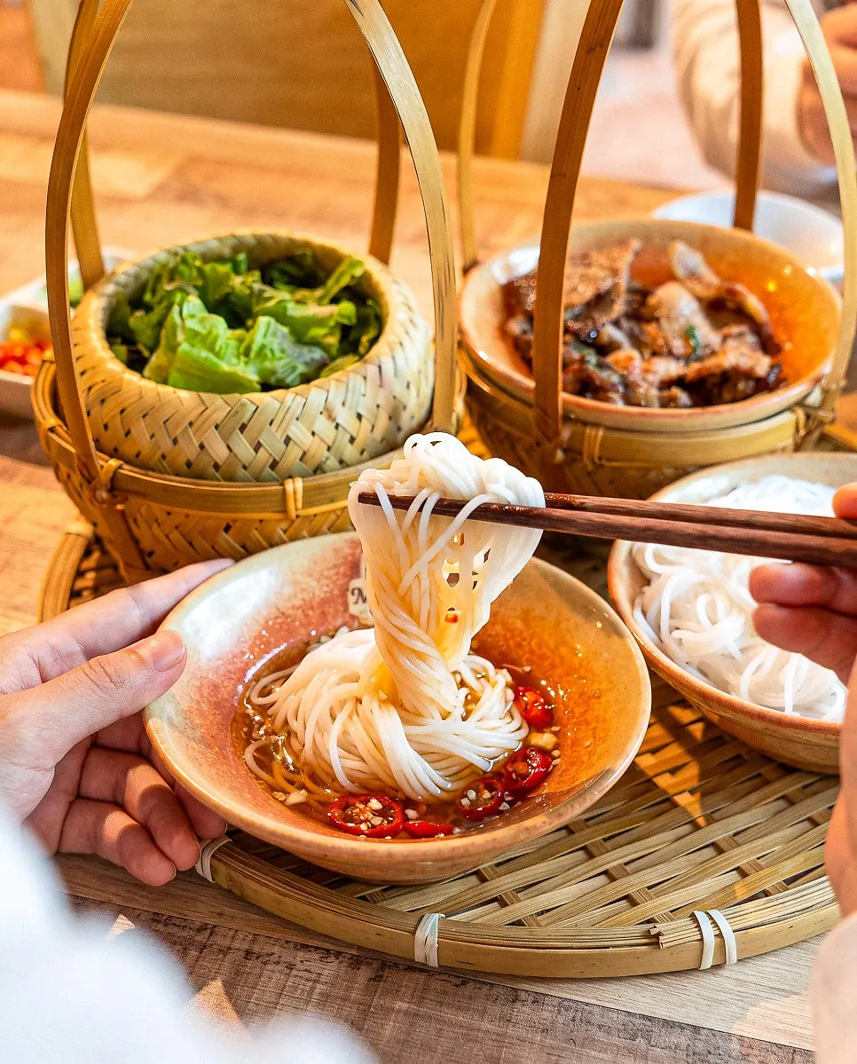 Lettuce wrap with bun cha noodles and meat