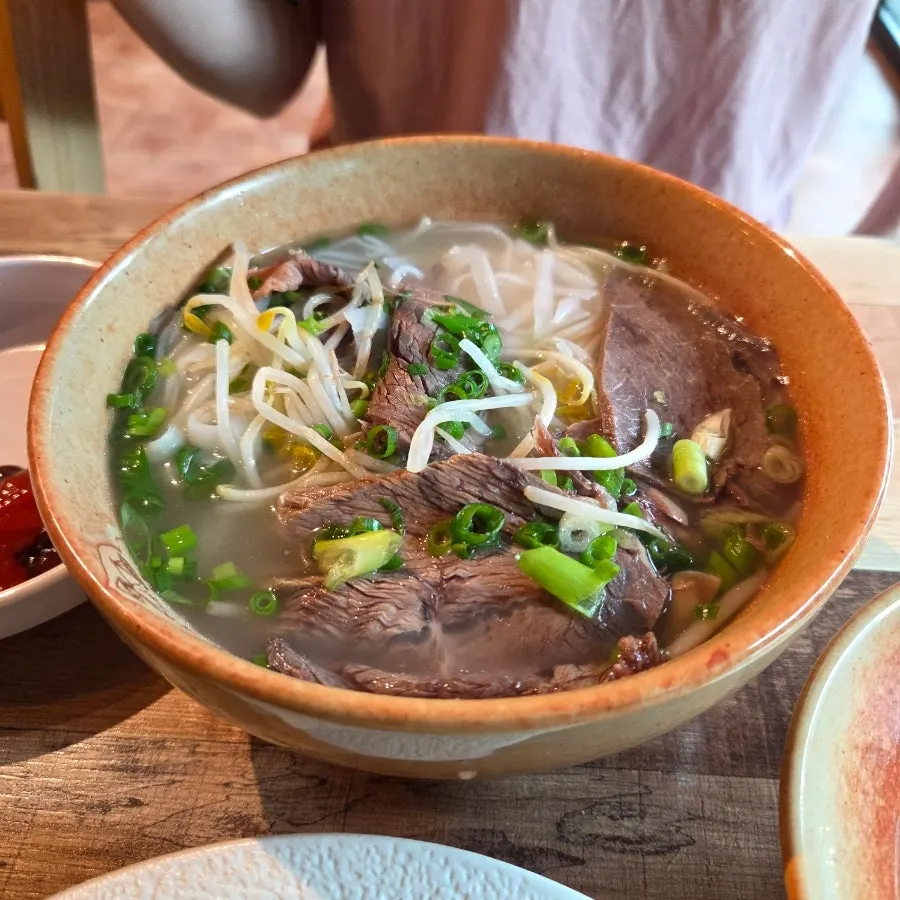 부드러운 쌀국수 면과 맑은 국물