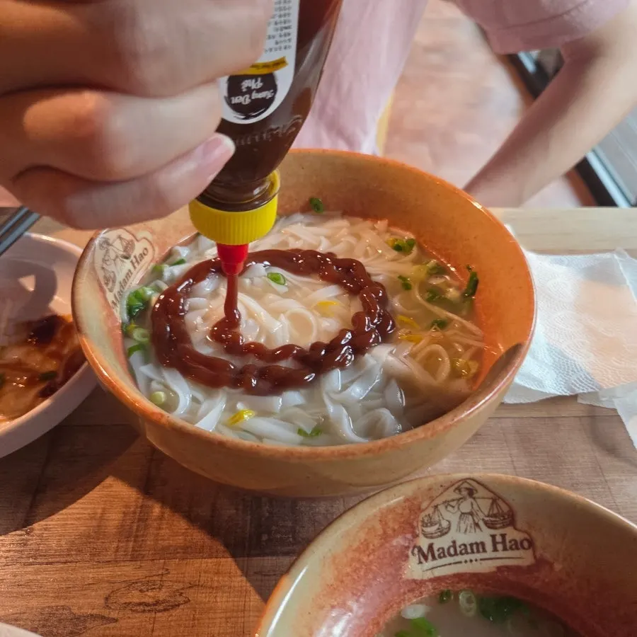 테이블에 놓인 칠리소스와 해선장
