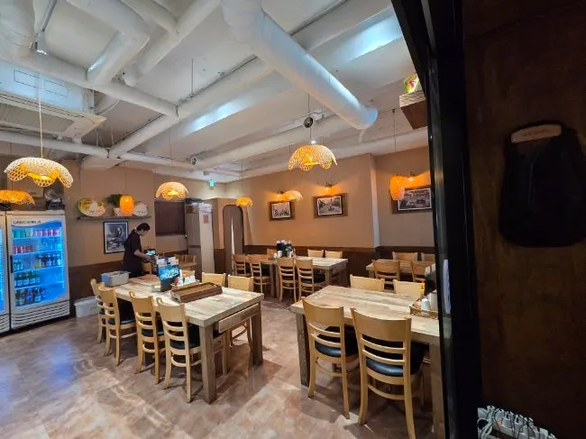 Madam Hao's interior decorated with exotic props