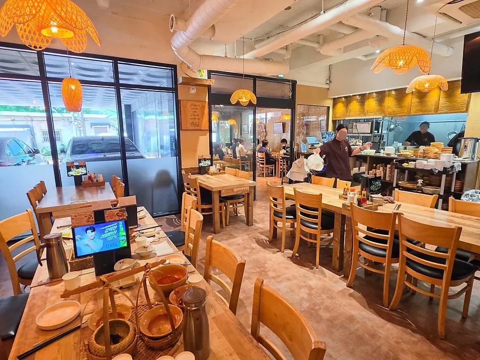 Madam Hao's interior lighting and Vietnamese-style decor
