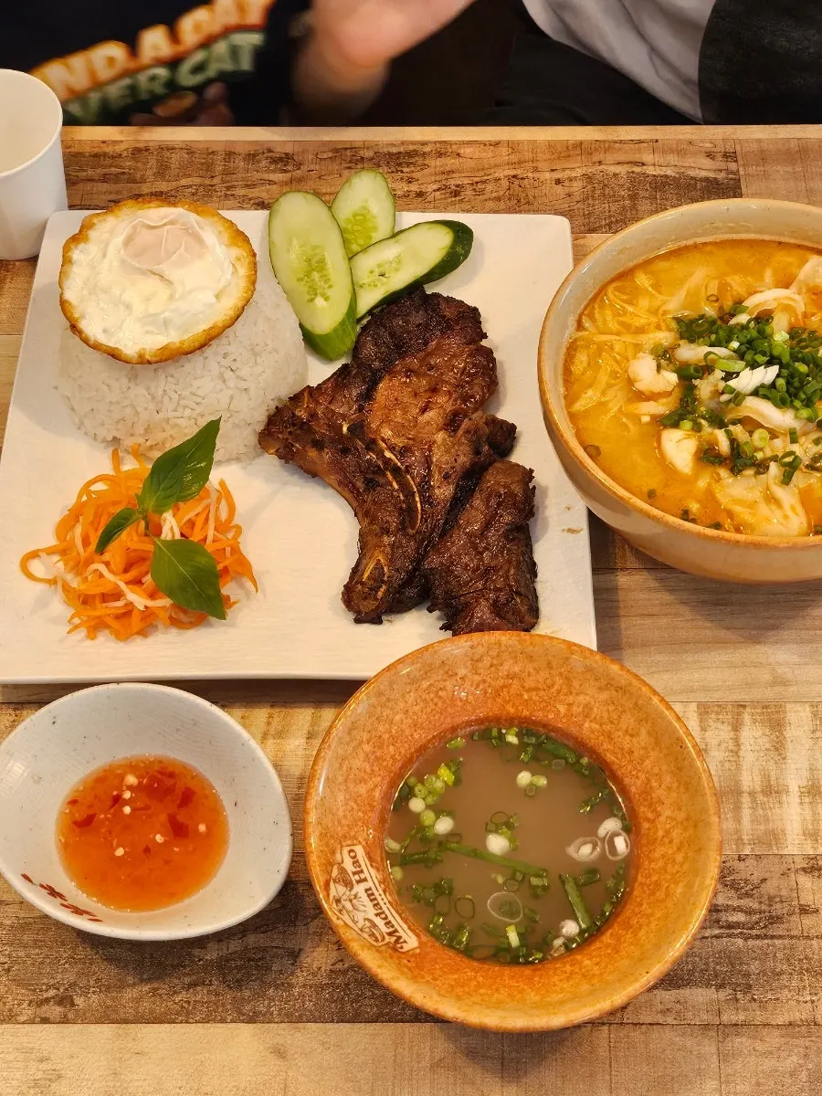 쏨땀이 함께 나온 숯불돼지갈비덮밥 한 상