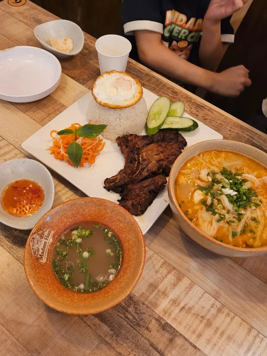 뼈째 올라간 숯불돼지갈비덮밥