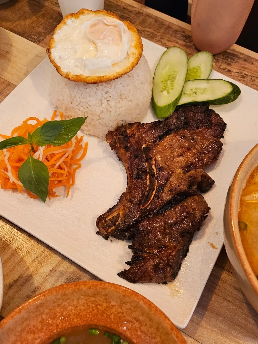따로 내어준 쌀국수 국물