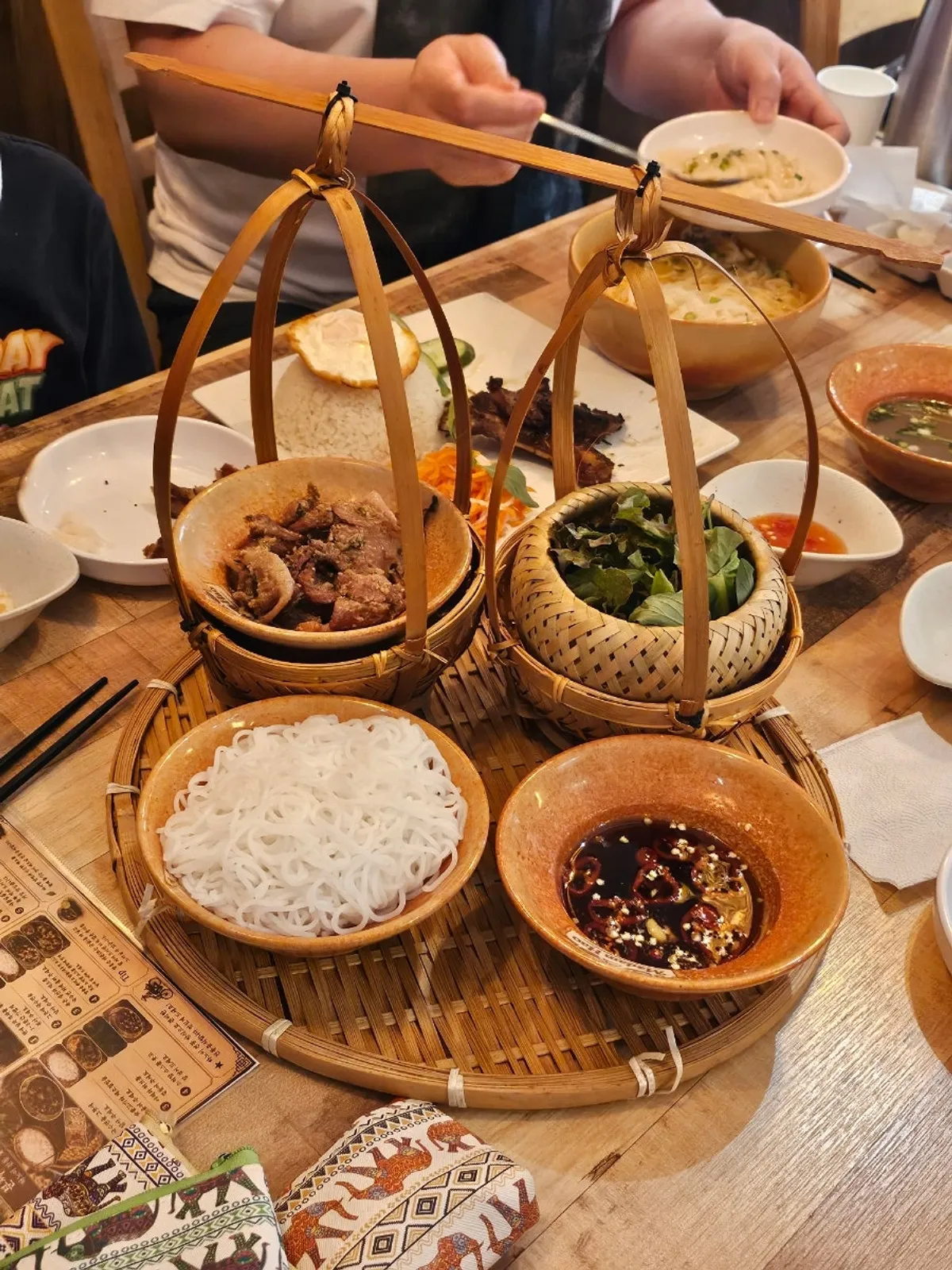 플레이팅이 예쁜 마담하오 분짜 한 상