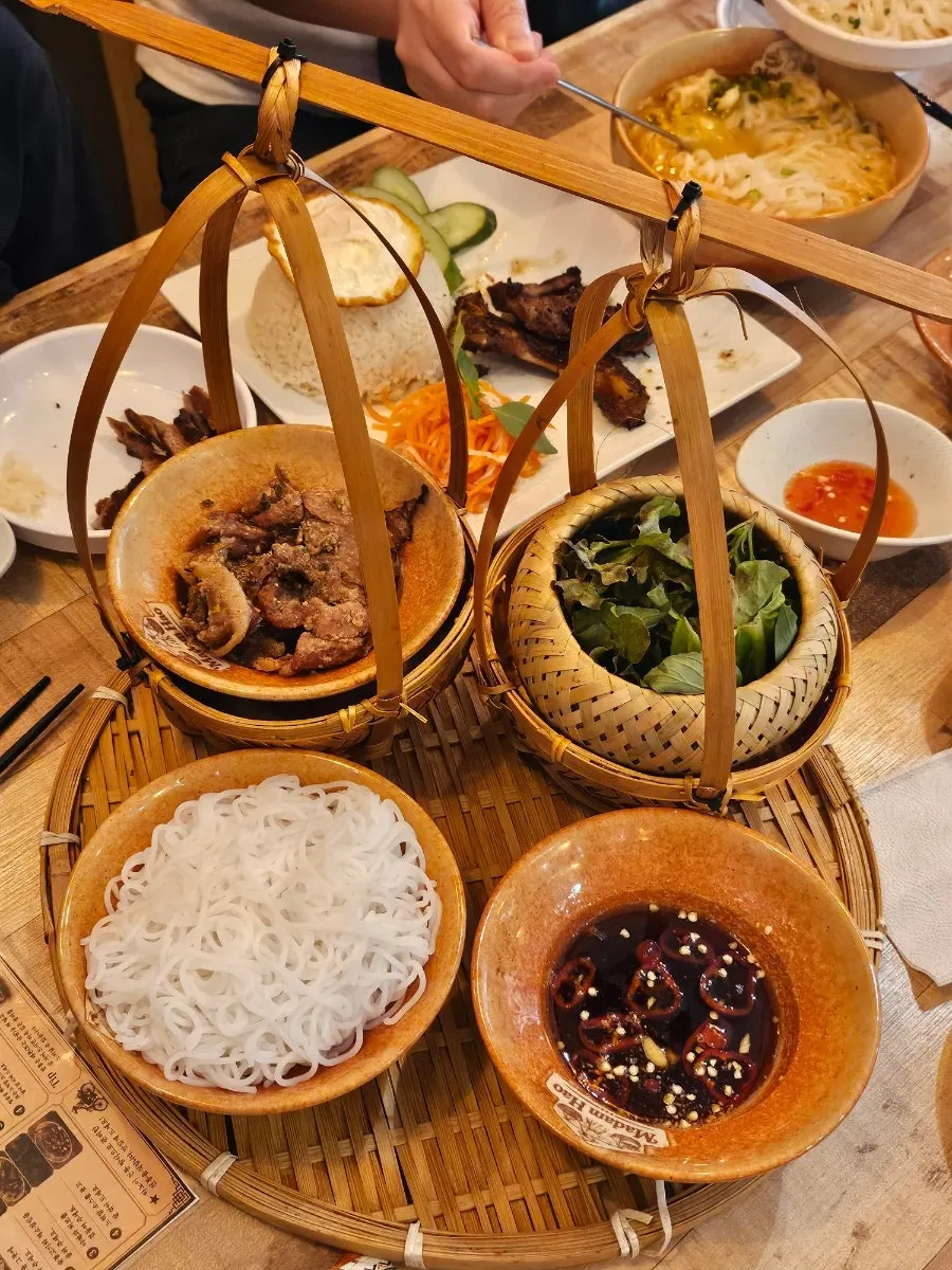 느억맘 소스에 찍어 먹는 분짜 면과 고기