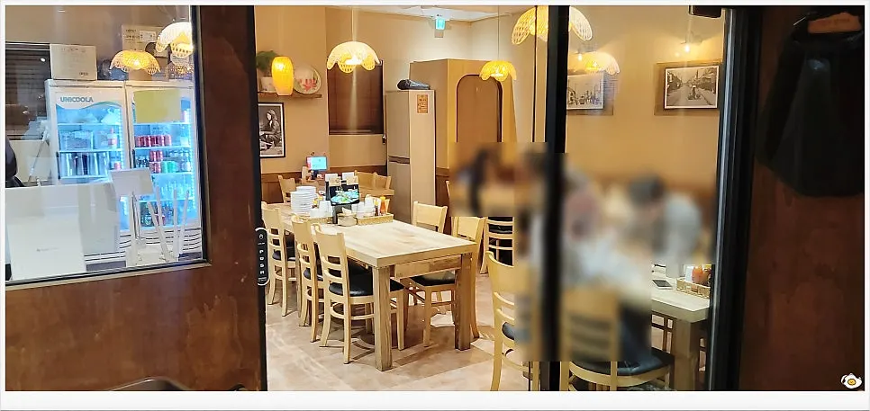 베트남 현지 느낌의 마담하오 실내 인테리어