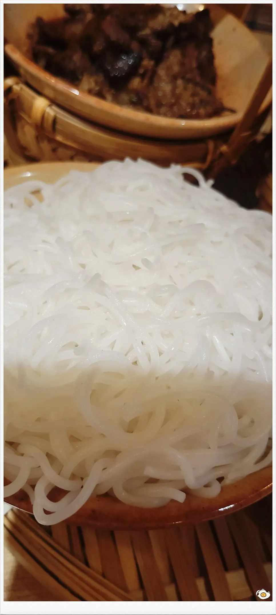 새콤달콤한 분짜 소스에 담근 쌀면