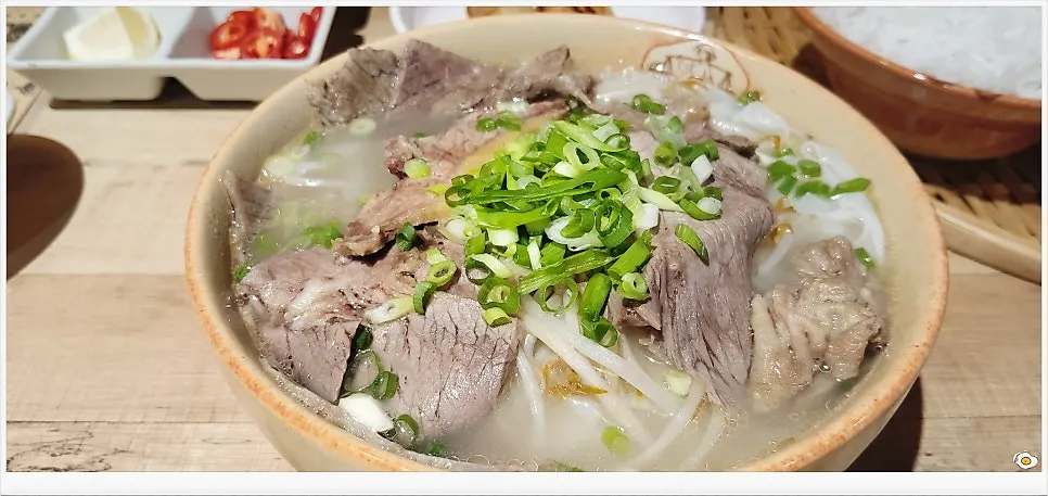 분짜와 양지쌀국수 함께 놓인 점심 테이블