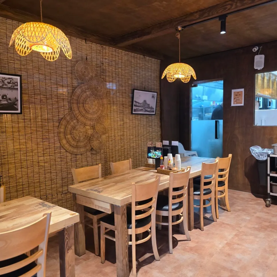 Wall filled with round rattan decorations