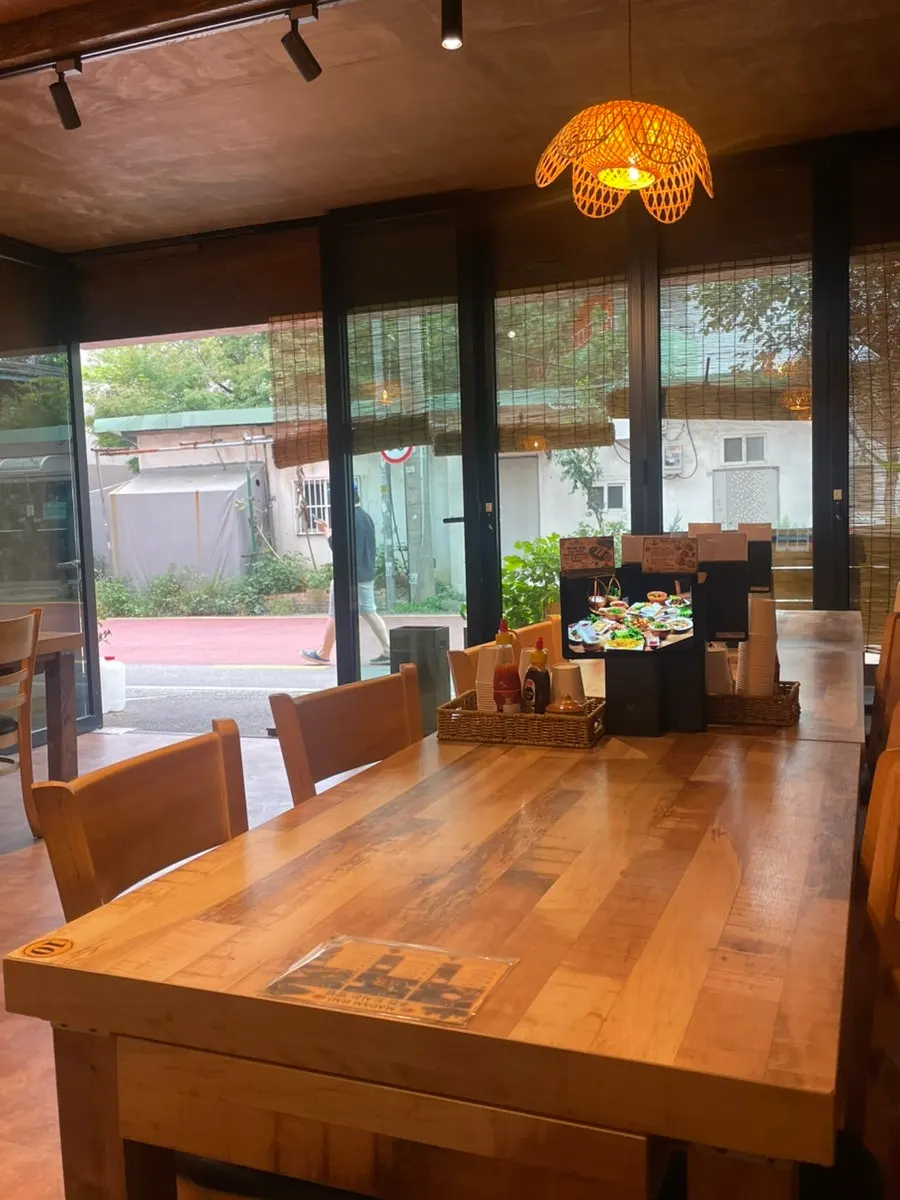 마담하오 매장 입구 주변 인테리어