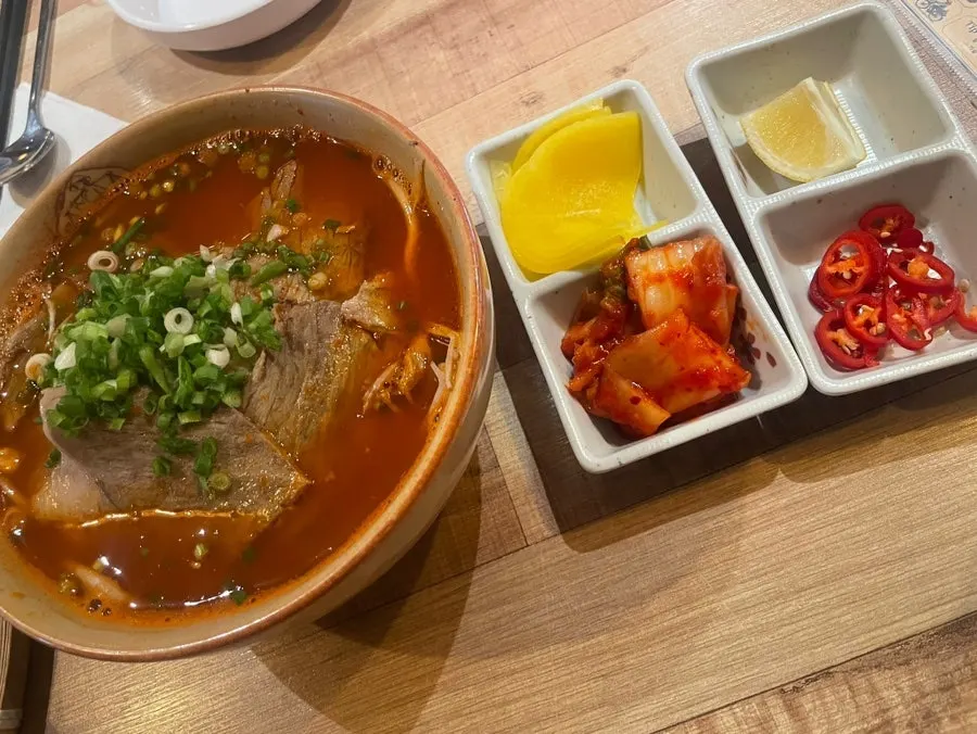 고기짬뽕 쌀국수와 분짜 한 상