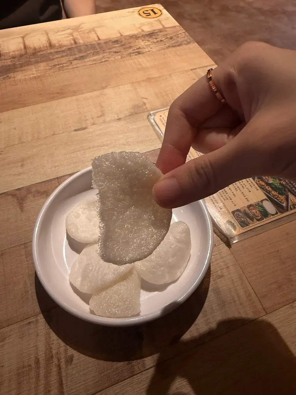 바삭한 새우과자 한 접시