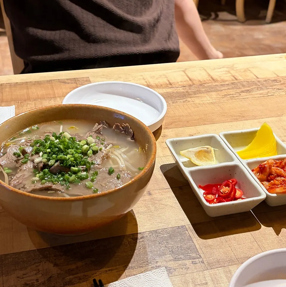 소고기 토핑이 올라간 양지쌀국수