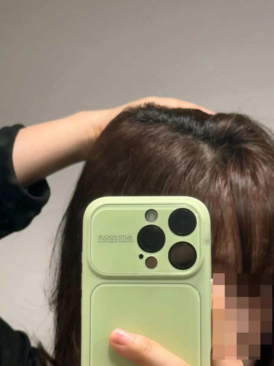 뿌리염색 전 자란 뿌리가 보이는 모발 상태
