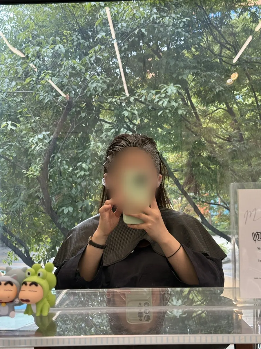 뿌리에 염색약을 도포하는 시술 과정