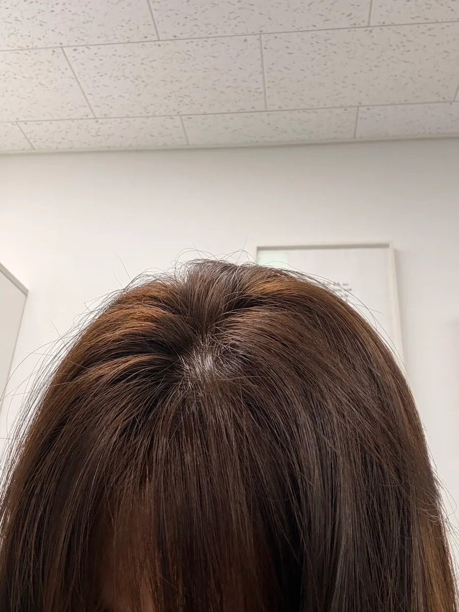 뿌리와 기존 모발 색이 자연스럽게 이어진 결과
