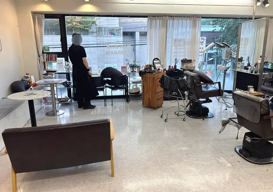 통창이 있는 마드헤어 내부