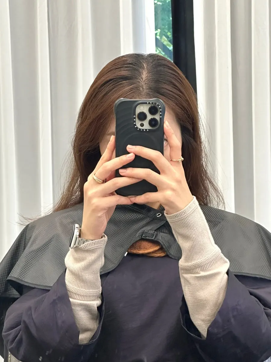 염색 두 달 후 뿌리 경계가 보이는 모발