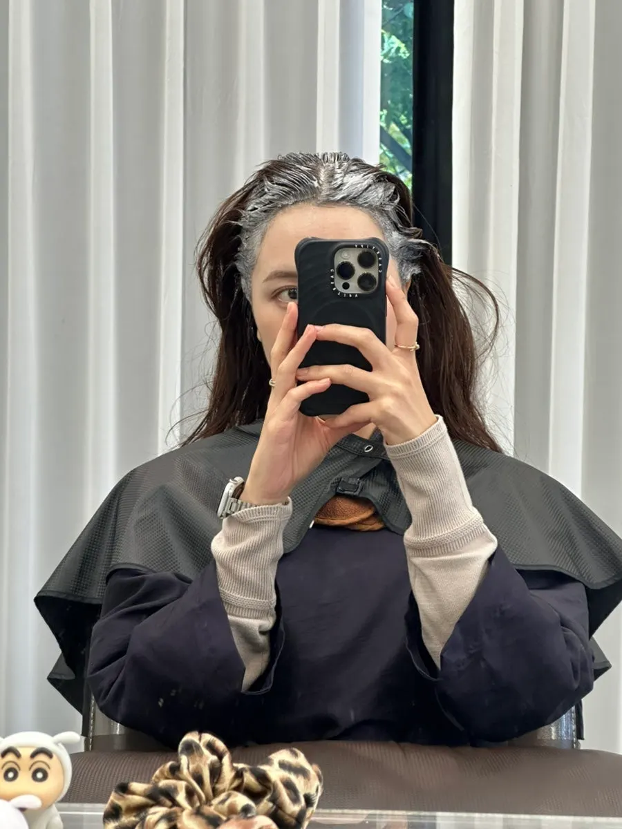 염색 전 두피보호제를 뿌리는 과정