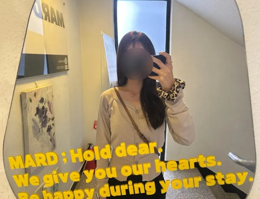 기존 머리색과 자연스럽게 이어진 뿌리 컬러