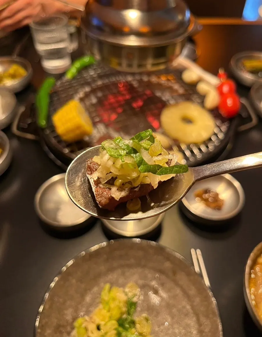 화로에서 구워지는 참진살과 야채모듬구이