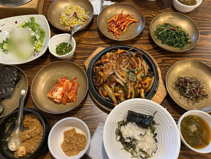반찬이 가득 차려진 정식 상차림