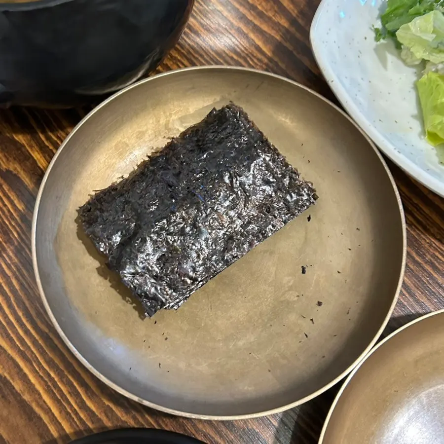 간이 세지 않은 밑반찬 접시