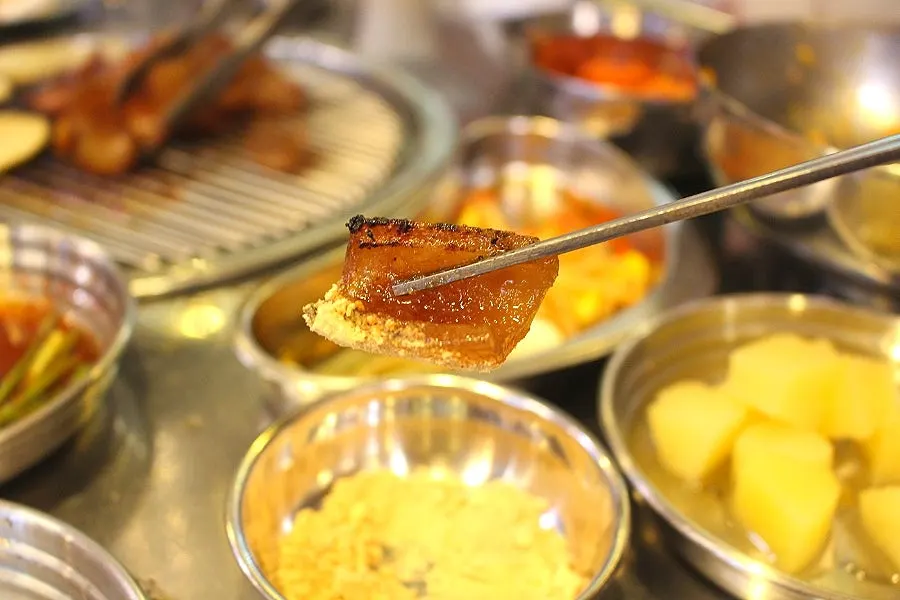 Grilled pork skin dipped in roasted bean powder