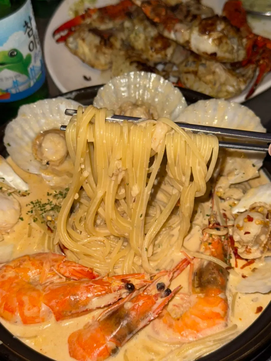 The empty plate after finishing the butter grilled crab