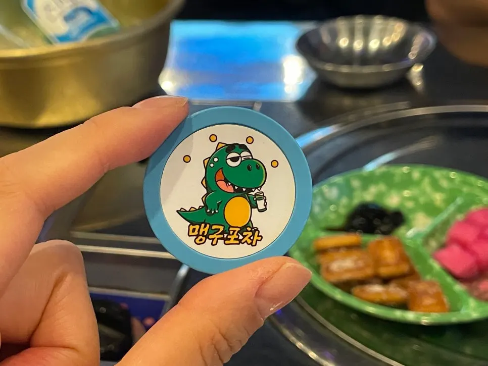 카운터 옆 추억의 간식 진열대