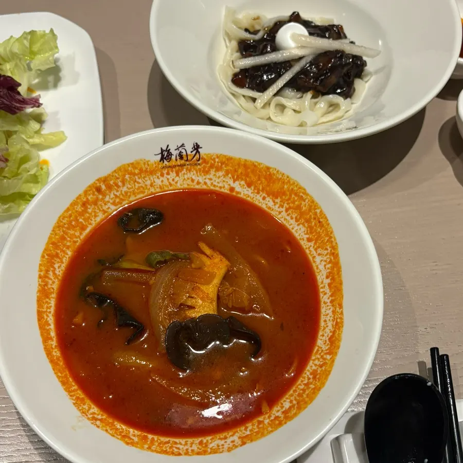 수타 감자 짜장면과 매콤 삼선 짬뽕