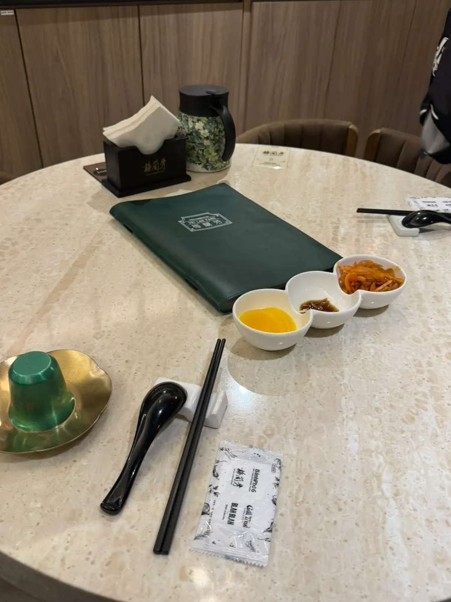 Table setting at Maeranbang Gyodae Branch