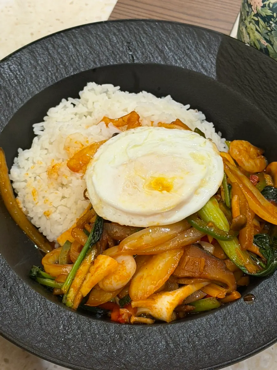 A bowl of smoky, spicy Chinese bibimbap